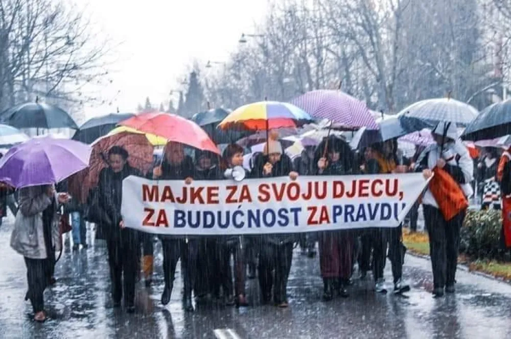 Један од десетина протеста мајки због укидања надокнада