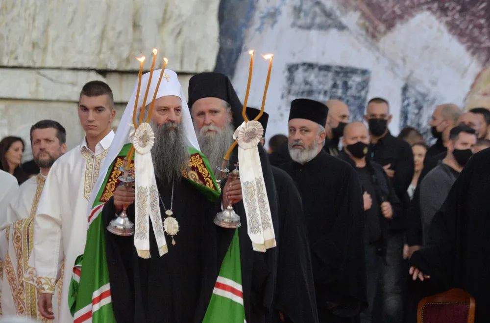 Dolazak patrijarha Porfirija u Podgoricu, patrijarh Porfirije, patrijarh Porfirije ispred hrama u Podgorici, docek patrijarha, docek Porfirija
