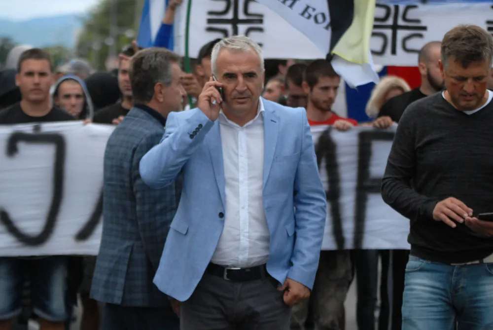 Protesti DF ispred skupstine na Krstovdan - satori