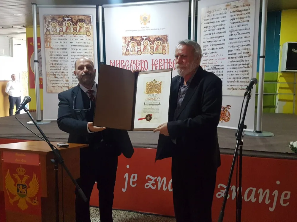 Мићовићу награду уручио Андрија Радуловић, директор Директората 
