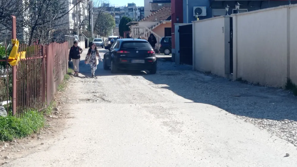 Након изградње атмосферске канализације, мjештани Тиватске улице мјесецима код пута без пута