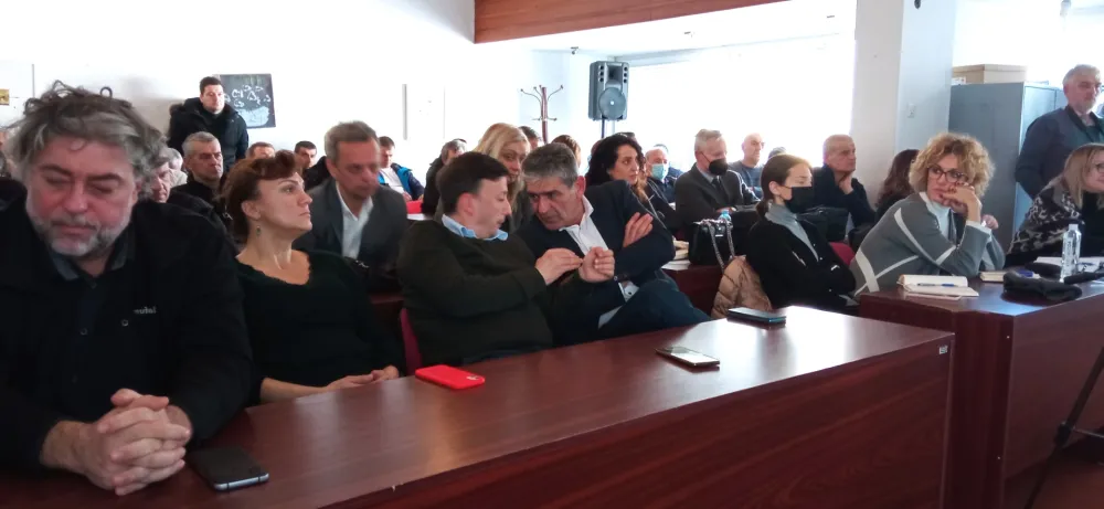 Учесници јавне расправе одржане у Плужинама 