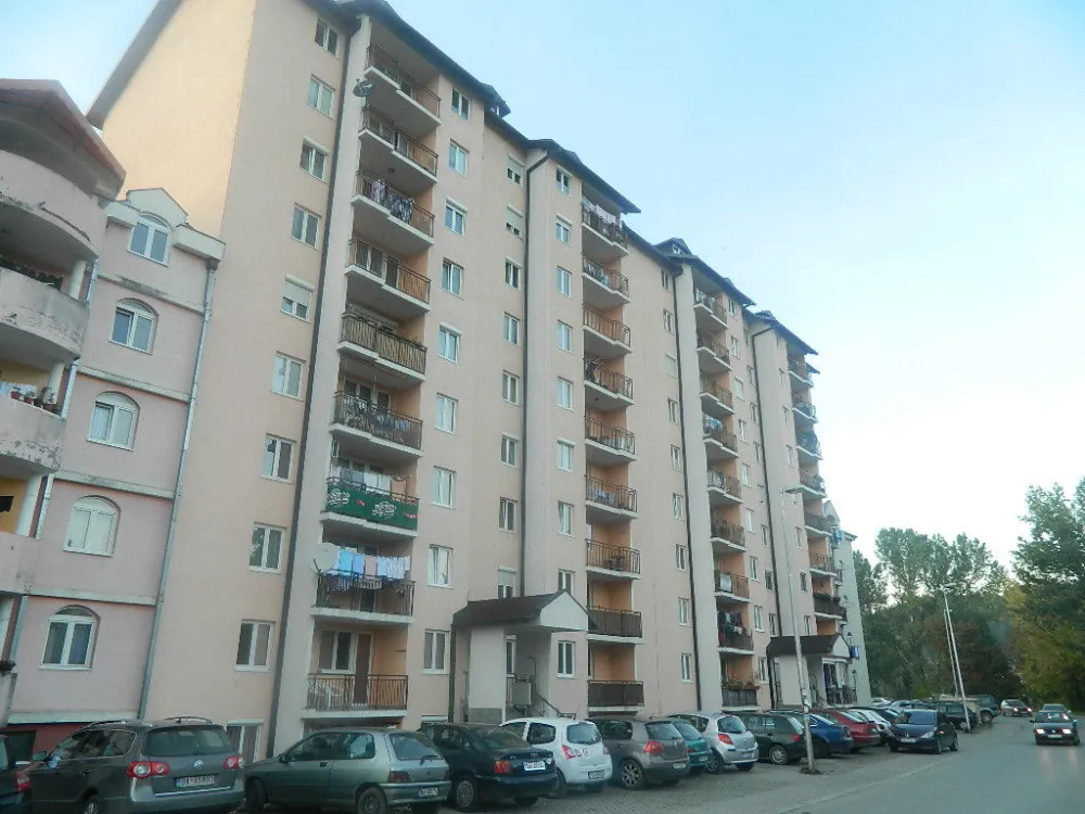 Зграда са спорним кадровским становима у Беранама 