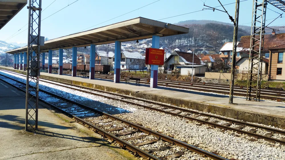 У току реконструкција објекта жељезничке станице у Недакусима: Пролаз испод пруге и даље високоризичан