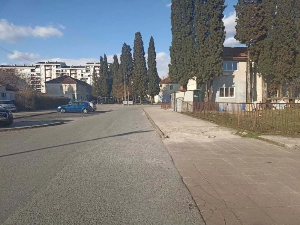 ОШ "Октоих" од 20. децембра прошле године чека интервенцију путева: Траже стубиће на тротоару