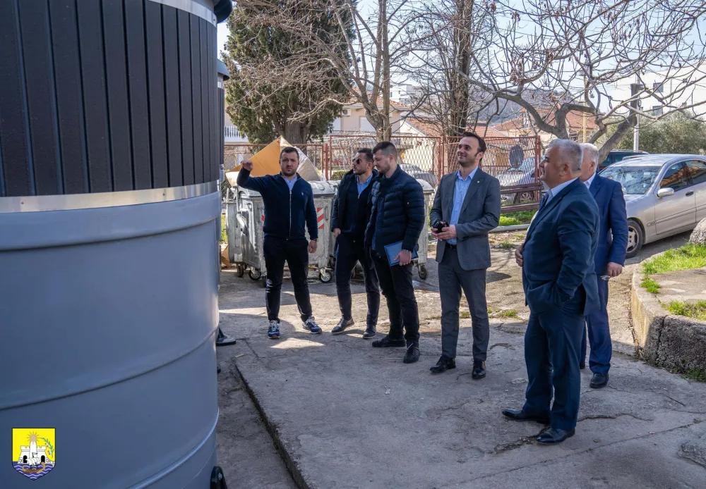  У Улцињу почело постављање подземних контејнера