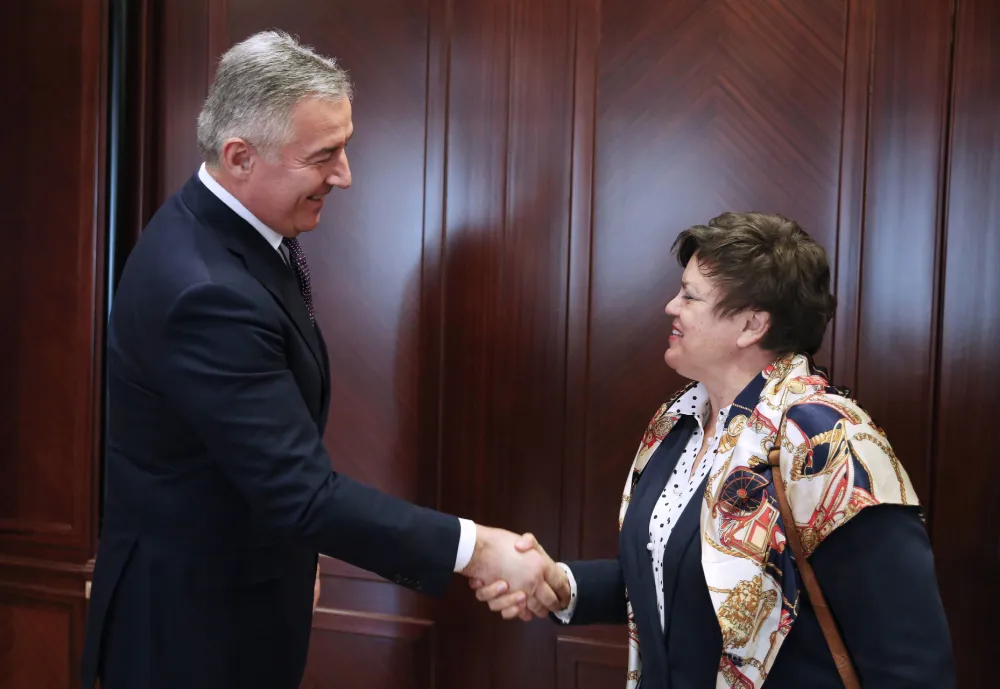 СА ТРИБИНЕ