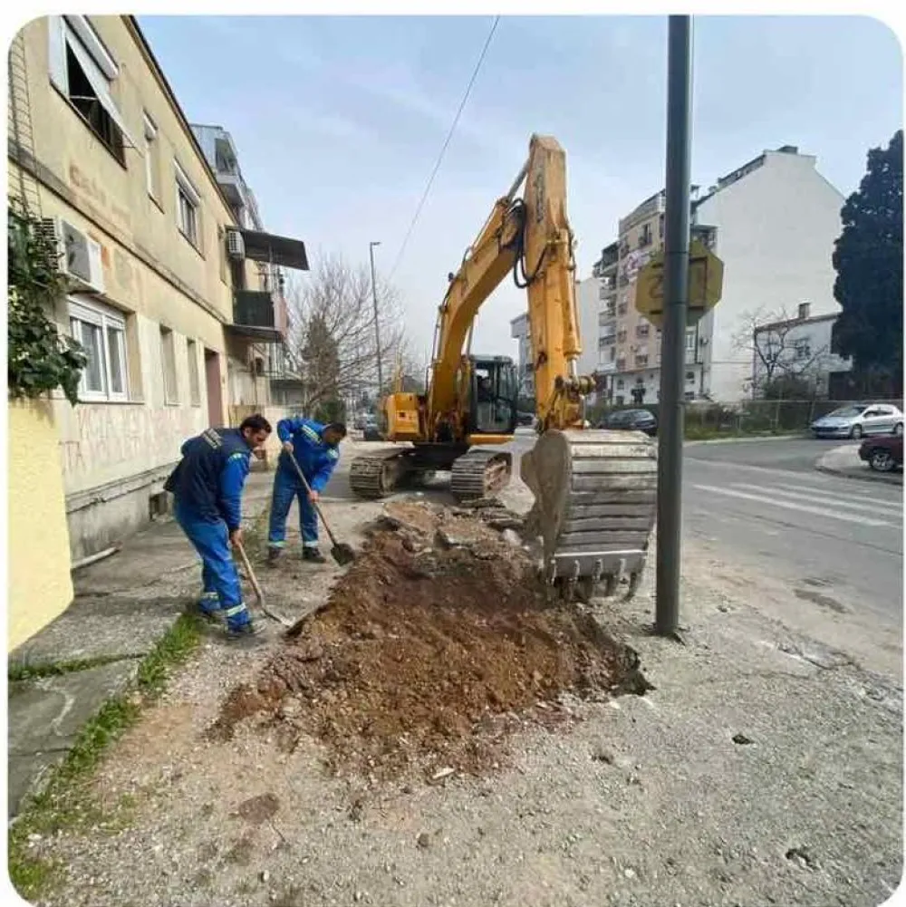 У Улици краља Николе раскопавају тротоаре