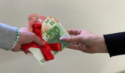 Широке руке кад је из народне касе: ЦЕДИС за 8. март частио по 200, а Депонија по 100 еура