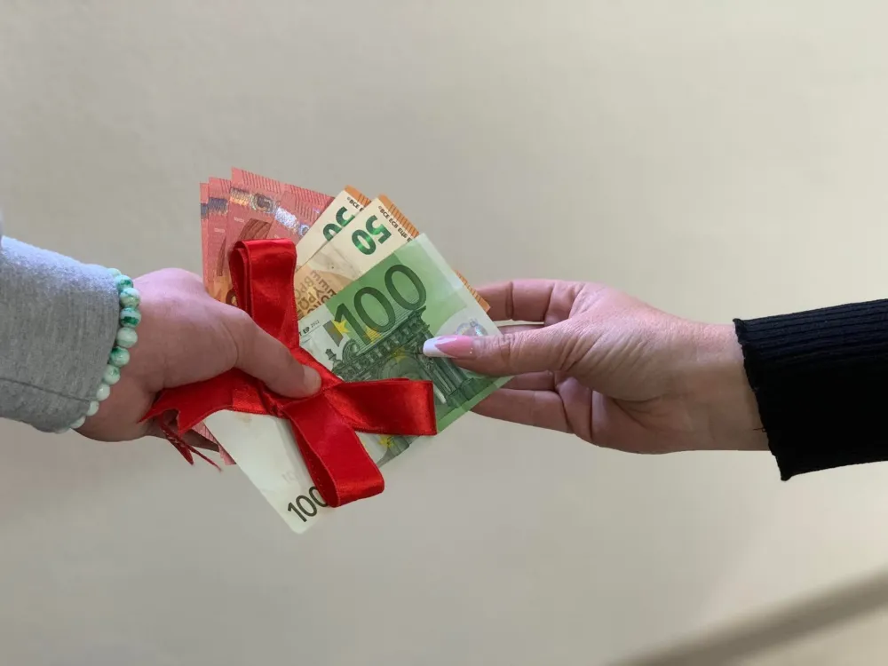 Широке руке кад је из народне касе: ЦЕДИС за 8. март частио по 200, а Депонија по 100 еура