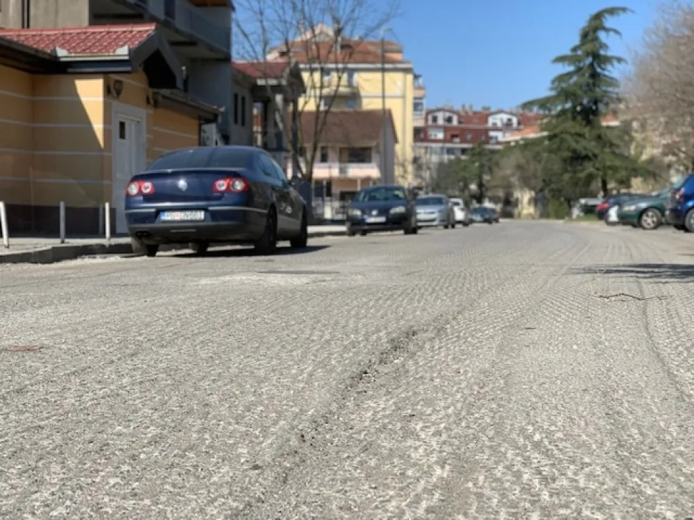 (ВИДЕО) Грађани незадовољни санацијом Аеродромске улице: Не граде нови, поправљају стари тротоар