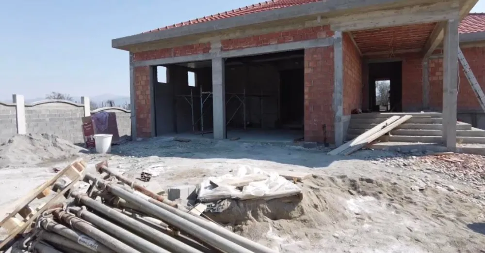 (ВИДЕО) Због поскупљења грађевинског материјала, по Зети све мање нових кућа: Зидају до плоче, кровови чекају