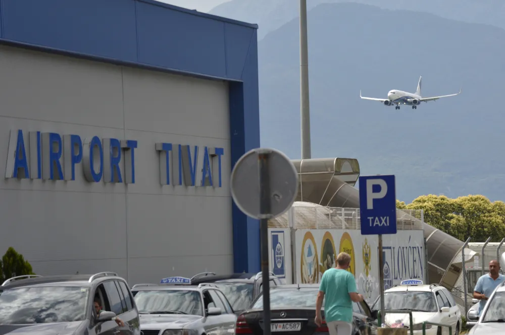 Novak Djokovic i porodica na Tivatski aerodrom