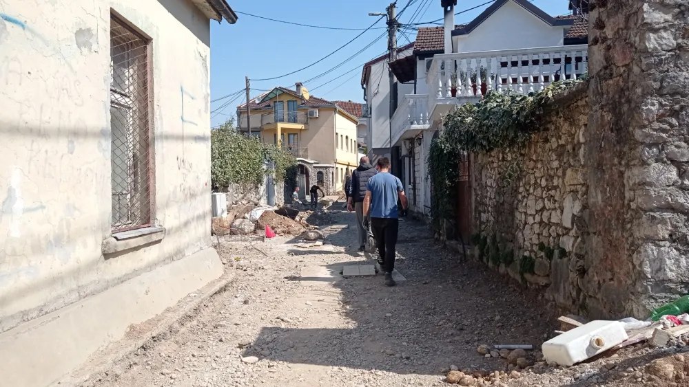 Нe назире се крај реконструкције улица Сава Лубарде и Спаса Николића: Увоз камена за калдрму стопирао радове