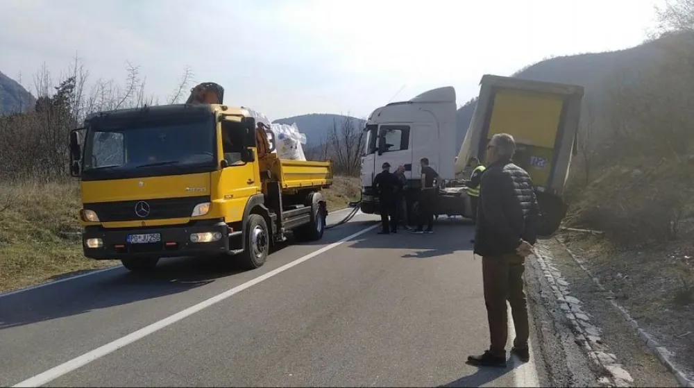 Камион скренуо с пута у кањону Мораче