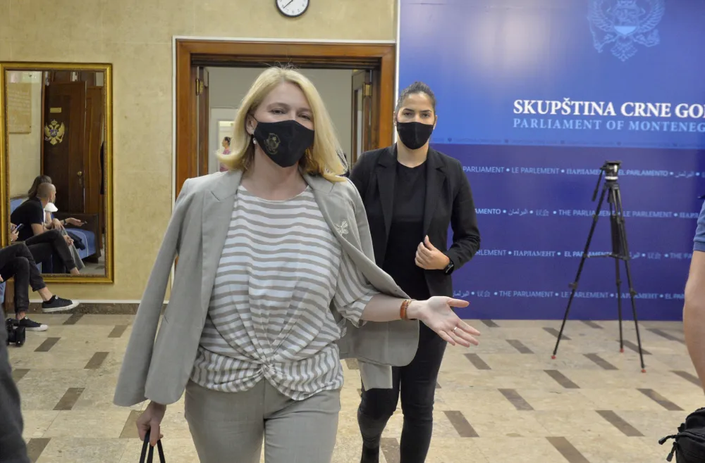 Skupstina Crne Gore, Sjednica parlamenta o smjeni ministra Leposavica, skupstina Crne Gore 2021, Skupstina novi saziv, nova skupstinska vecina, Olivera Injac, Ministarka odbrane Olivera Injac