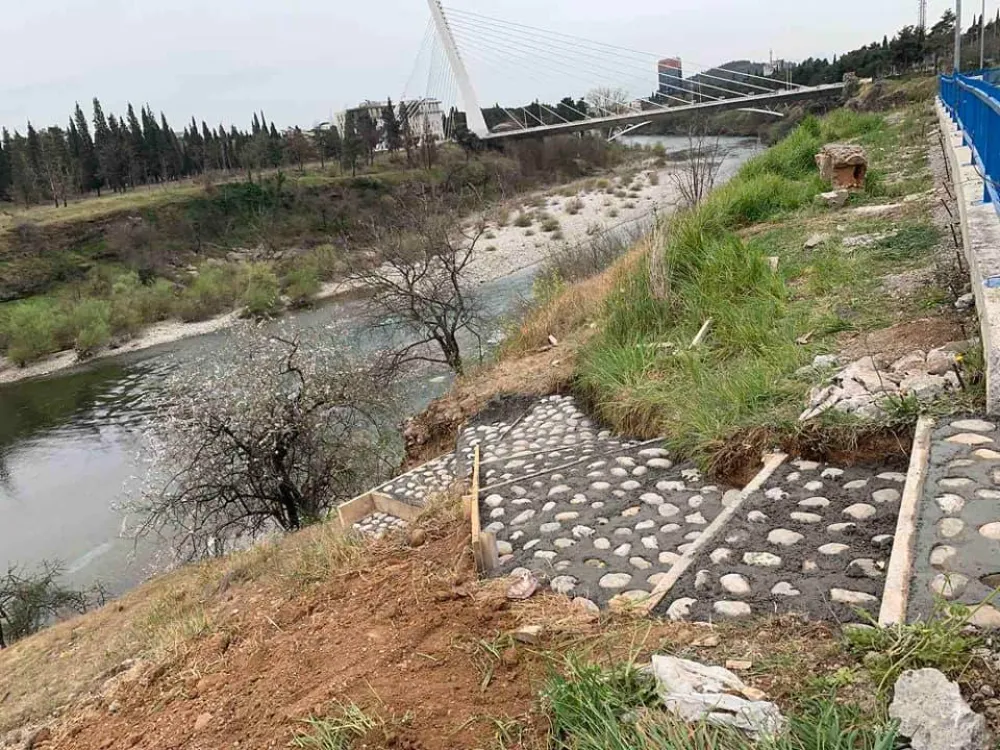 За обалу Мораче ка Момишкој плажи: Урадили степенице