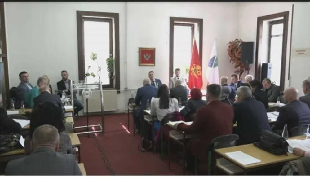 Одборница СО Рожаје Хаjриjа Калач упозорила: Смеће ће нам доћи главе