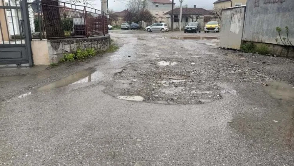 Мјештани Улице војводе Мирка Петровића двије године чекају 20 метара асфалта