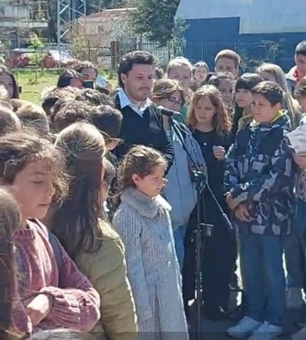 Дритан Абазовић а ђацима садио стабла
