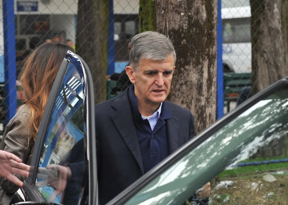 Svetozar Marovic izlazi iz zatvora u Spuzu