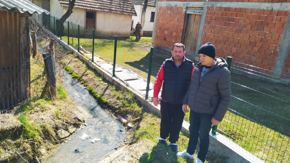 Потоком уз куће у насељу Мало Поље - Кланац теку фекалије