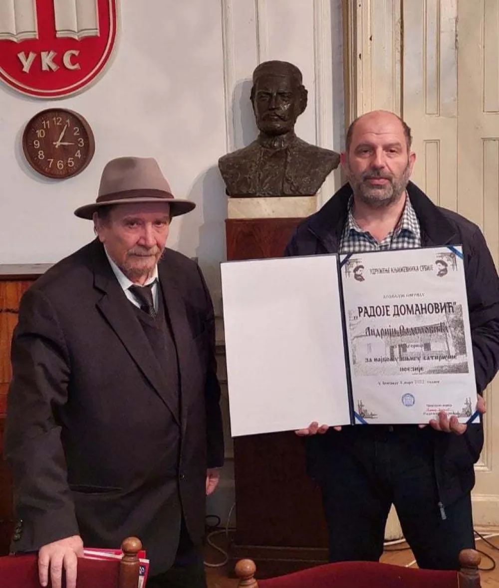 Предсједник жирија Радомир Андрић уручује награду ''Радоје Домановић'' Радуловићу