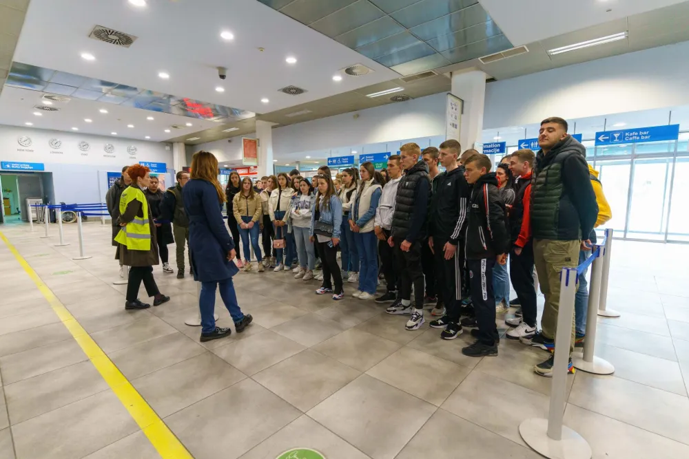 Ђаци стицали практична знања на Аеродрому Тиват