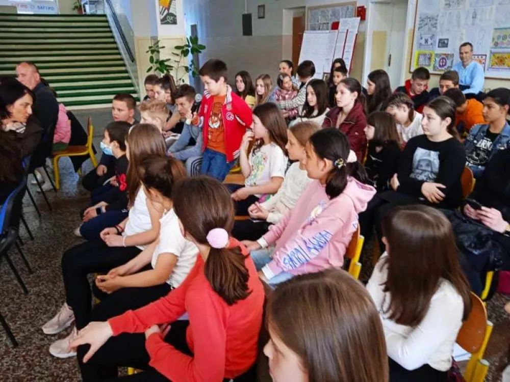 У ОШ "Саво Пејановић" гостовала Милица Бакрач: Најбољим ђацима књиге на поклон