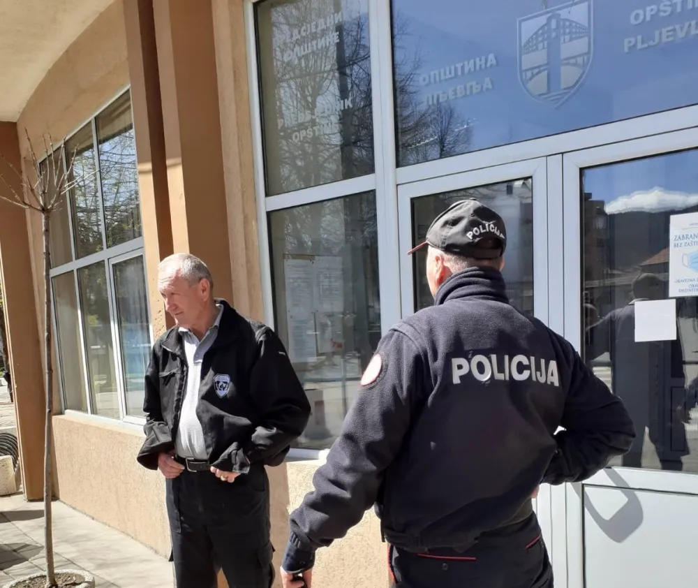 Полиција испред зграде Општине Пљевља