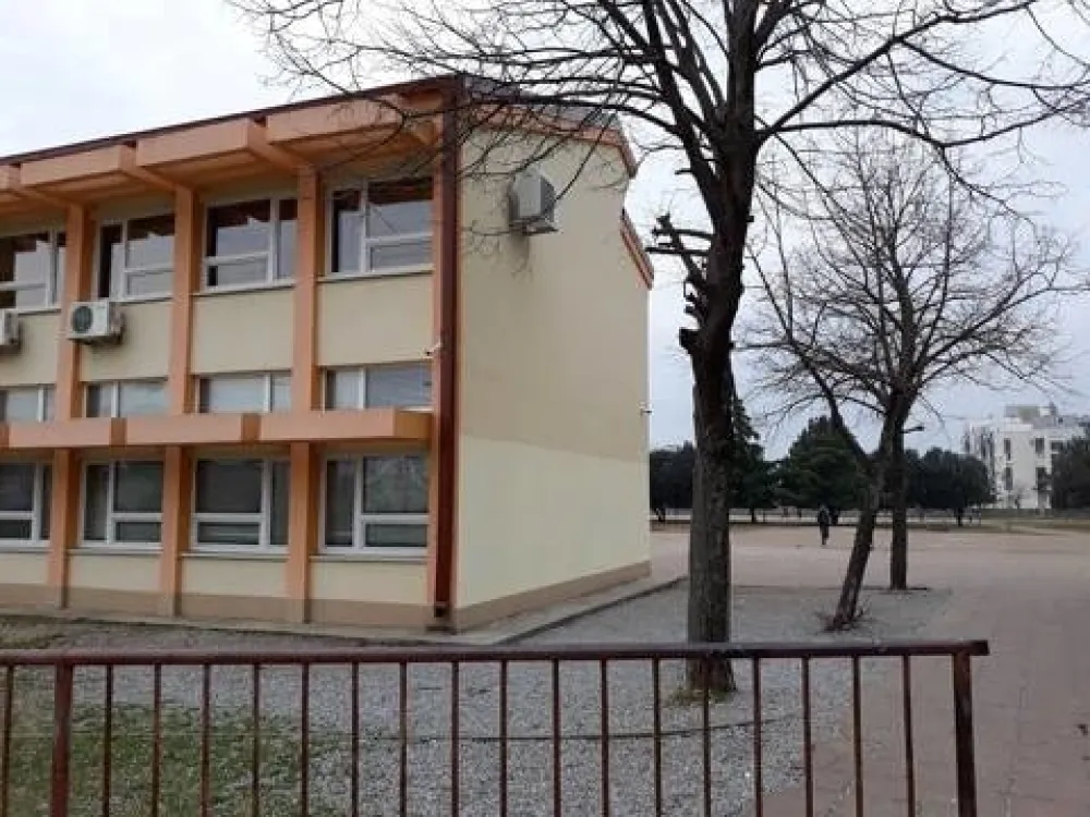 Фасада школе на којој је био исписан графит