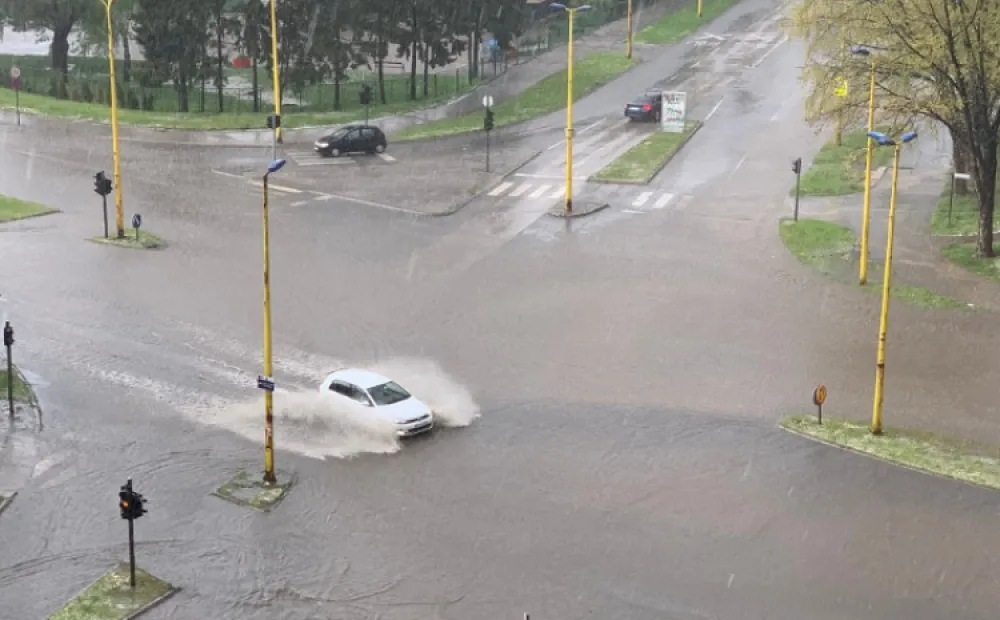 Ulice pod vodom<br><br>FOTO: TUZLAI.INFO<br><br>