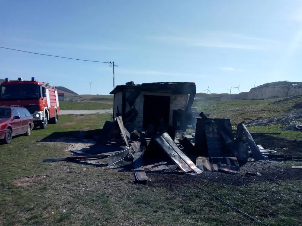 На Крнову уништени објекти ромкиње Славке Аџовић: У пожару изгорели и торови