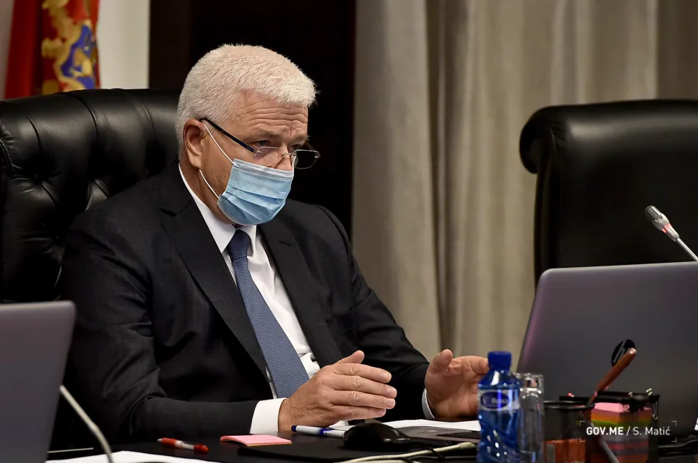 dusko markovic sa maskom vlada sjednica