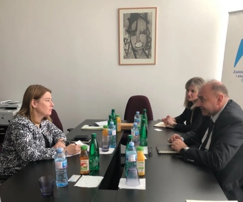 Америчка амбасадорка Џуди Р. Рајнке са омбудсманом Синишом Бјековићем