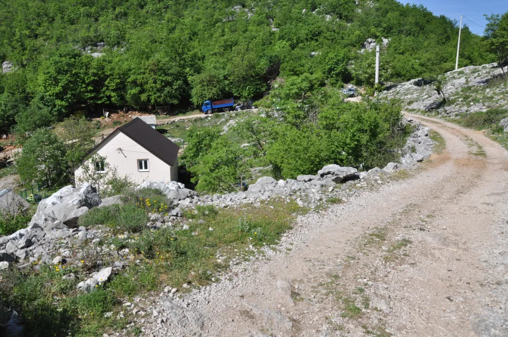 Пут кроз село Присоје мјештани сами насипају