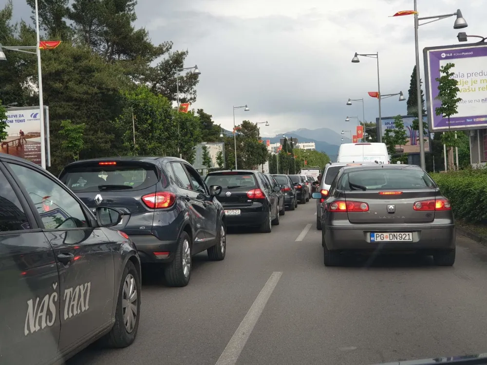 Велике гужве на Булевару Светог Петра Цетињског