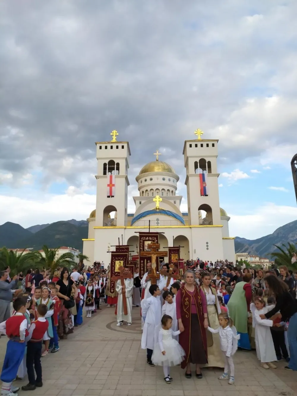 Јуче испред Саборног храма Светог Јована Владимира (фото: Митрополија)