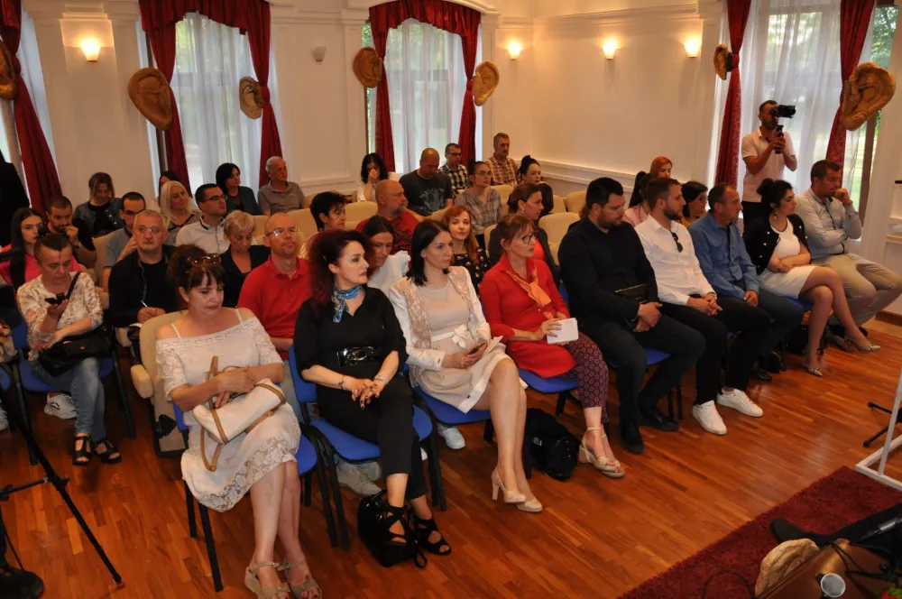 Публика на књижевној вечери у Никшићу