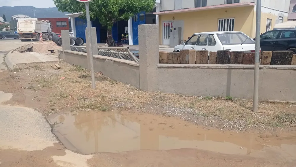 У непосредној близини зграде &bdquo;Водовода&rdquo; у Даниловграду вода цури 11 година, губитке плаћају грађани