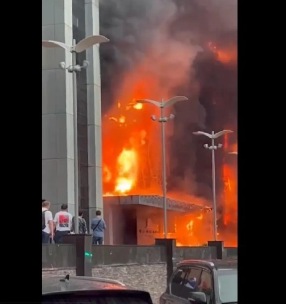 Гори пословна зграда у Москви