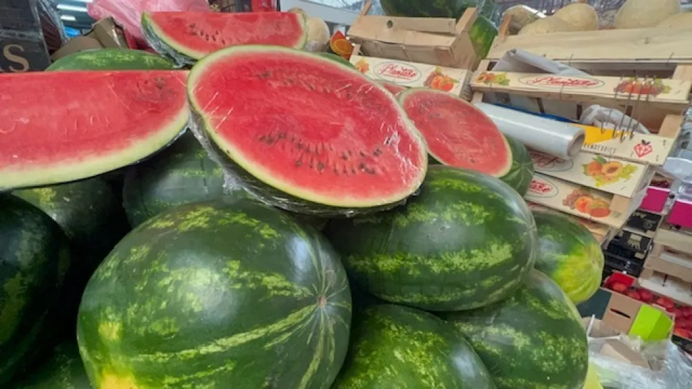 (ВИДЕО) Продавци на зеленој пијаци незадовољни продајом: Килограм лубенице из Грчке 1,50 еура