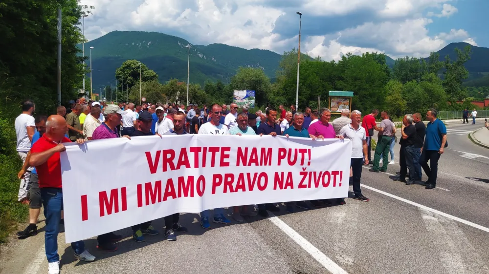 Мјештани бјелопољске Бистрице блокирали магистрални пут 