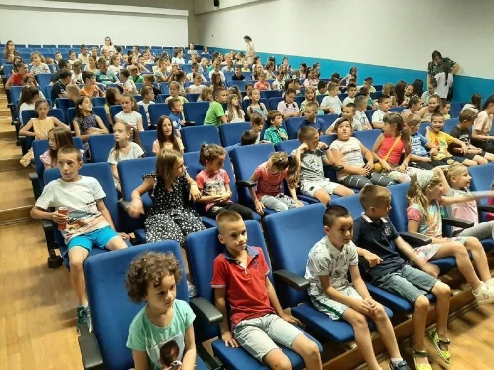 Ђaци основних школа из Зете гледали представу: Учили од глумаца