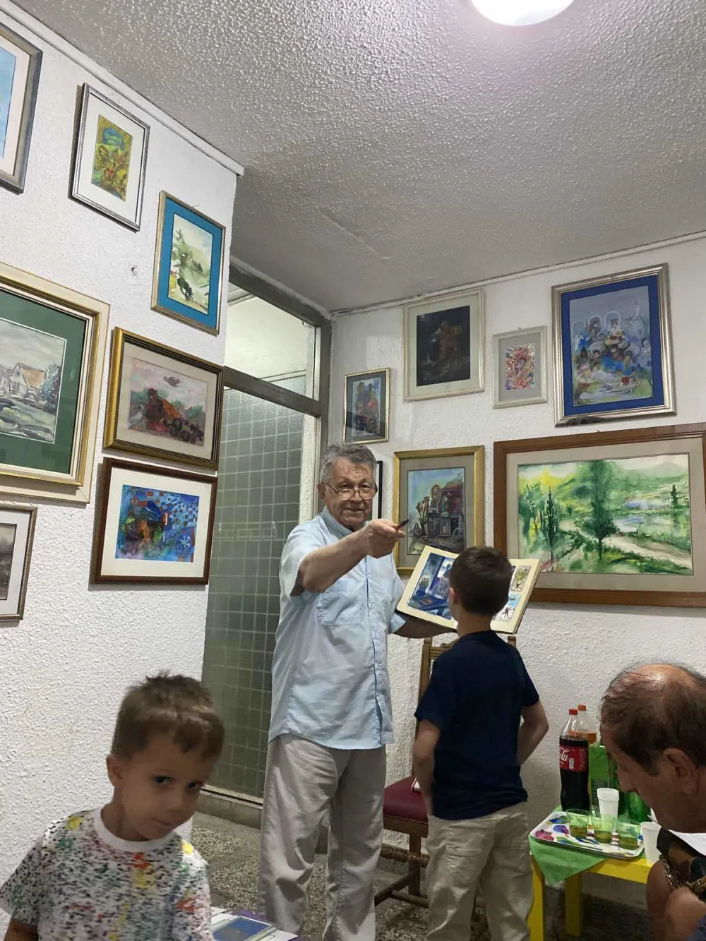 (ВИДЕО) Улаз зграде у којој станује Дућа Милачић у руху умјетничке галерије: Акварели као бескрајне шетње духа