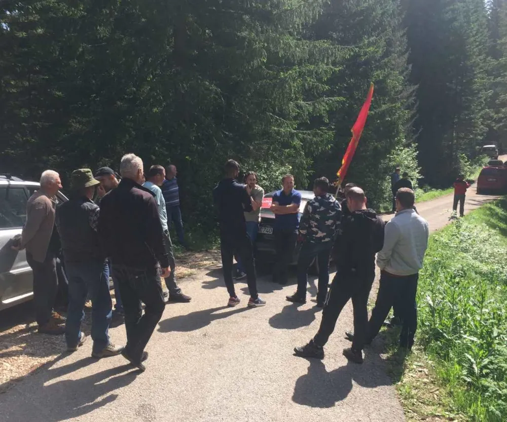 Окупљени мјештани одлучни да истрају у свом науму