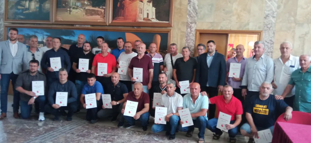 Никшићки хуманисти за годину дали 1.530 јединица крви