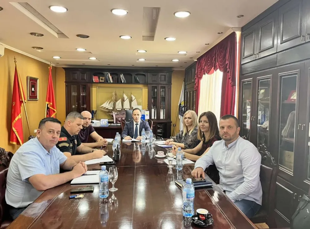Бајрактари са представницима полиције