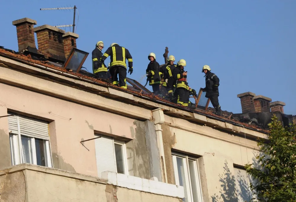 Ватрогасци приликом гашења пожара на једном стамбеном обекту у Никшићу