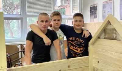 Učenici O&Scaron; "Maksim Gorki" poklonili azilu kućice za pse